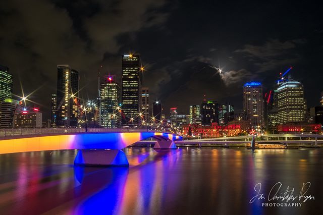 IanRyanNZ's tweet photo. "Stars and Stripes"
There are many bridges in Brisbane as this city is defined by its river that flows through it, and all of them look spectacular at nights.
.
.
Copyright Ian Ryan 2018. All rights reserved. https://t.co/mOpeOvYIPT https://t.co/JP9VG5hna5