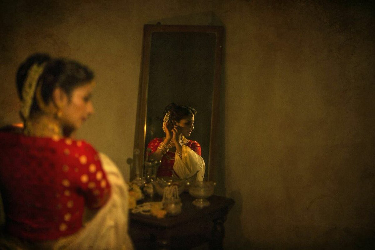 TanishaaMukerji's tweet photo. कौन पूछता है पिंजरे में बंद परिदों को गालिब याद वोही आते हैं जो उङ जाते हैं...#tm #tmspeaks #tmstyle #styletiskh #actorslife #work #attire #poser #tuesdayblue #workmode #mirrorlook #reflection #parindo #galib pinjaro #thought #galibsayings #feelings #shoot https://t.co/ZKNeCwnUBU