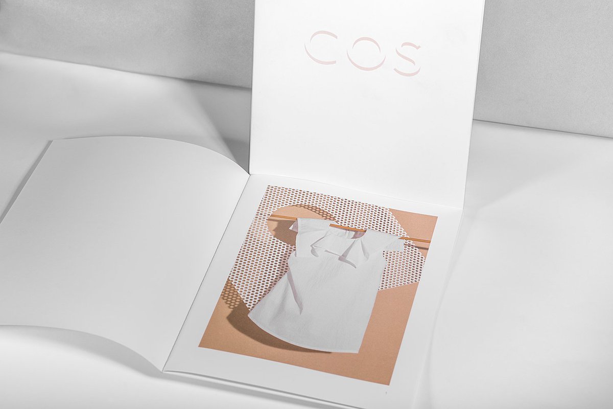 COS SS18 – Womenswear &amp; Childrenswear <a href="/cosstores/">Grinklin</a>
Gebunden als Schweizer Broschur in Knotenfadenheftung mit Schutzumschlag. Haptisch interessante Kombination aus gestrichenem Papier und Naturpapier.
#book #bookbinding #print #fashion #womenswear #fashiondesign #bookdesign