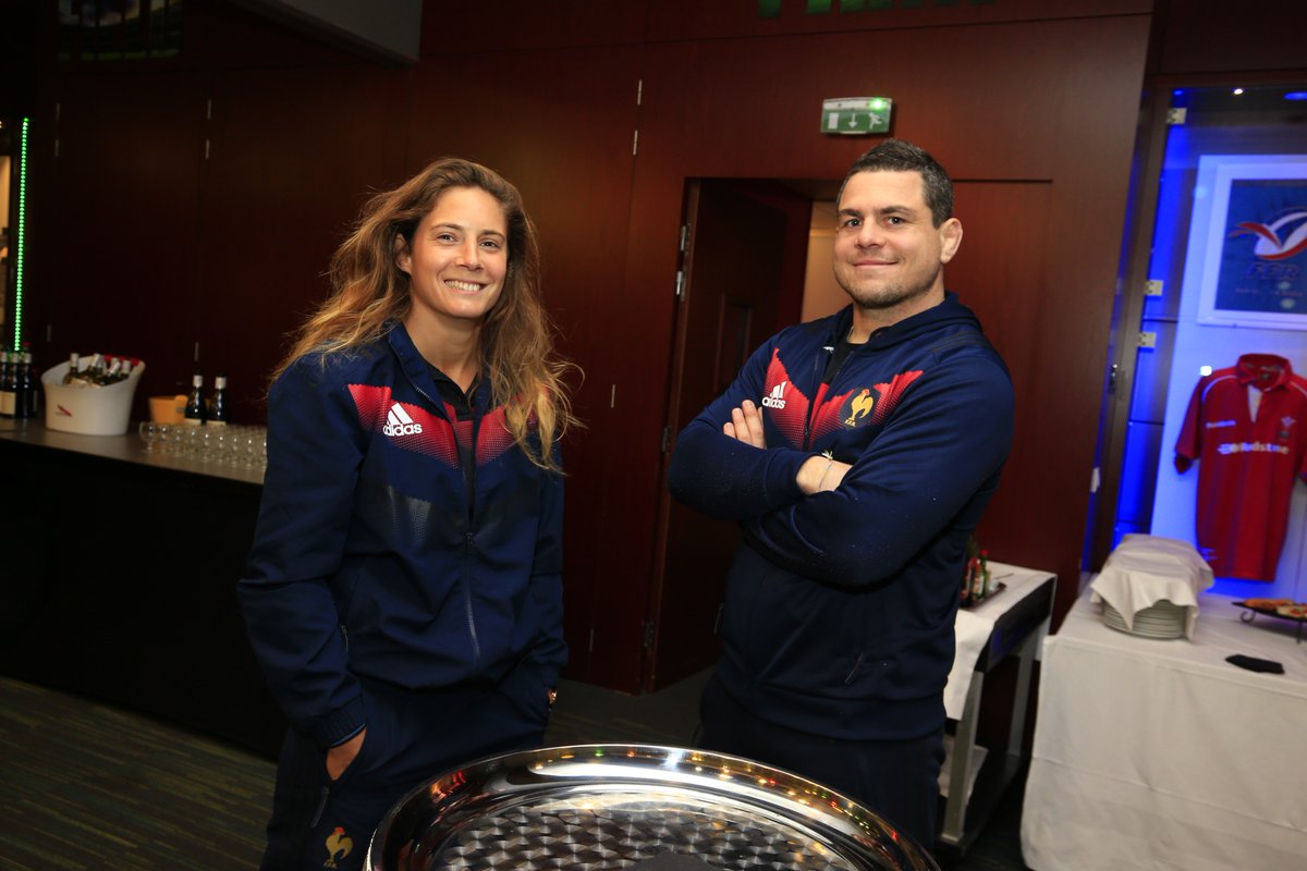 FranceRugby's tweet photo. Les deux #XVdeFrance ensembles ! Les Bleues et les Bleus ont partagé un moment de convivialité et d'échange avant leurs "crunch" de samedi ! Tous derrière nos équipes de France ! https://t.co/mgVtjDbQQX