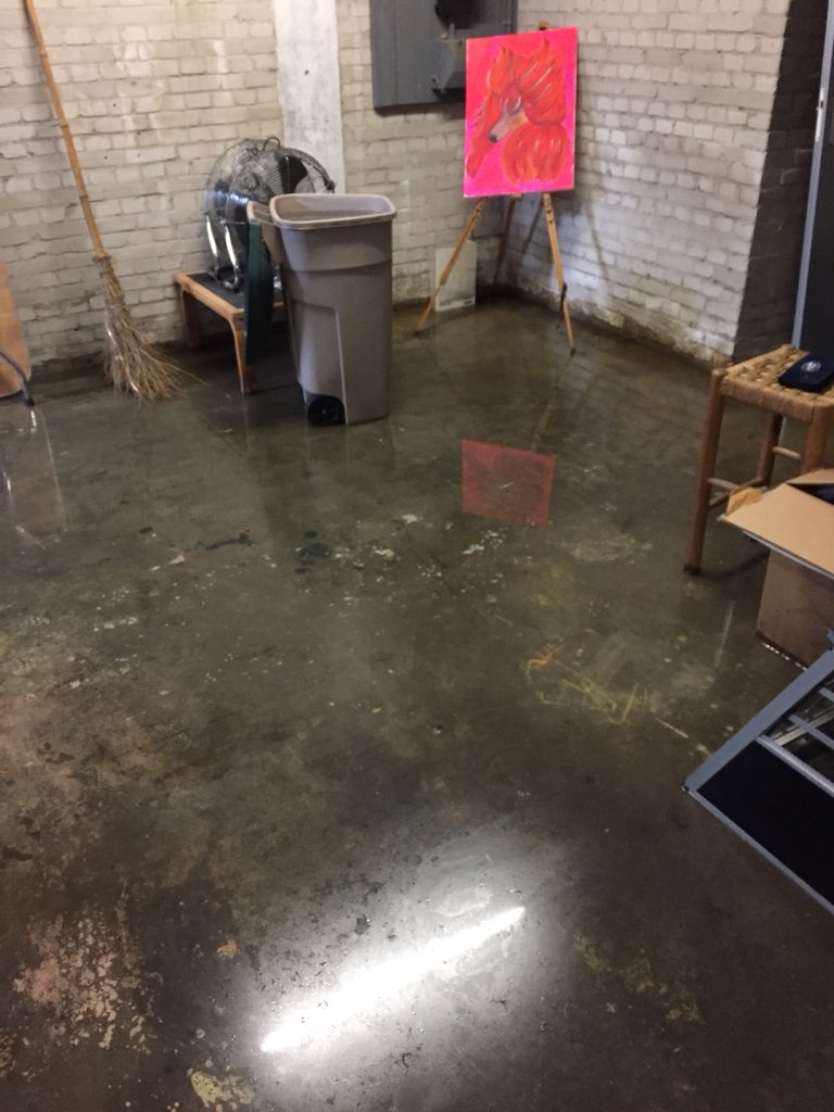 TeamMoerwijk's tweet photo. Was een enerverend ochtendje huisbezoeken. O.a dagvaarding/huurschuld , kattenoverlast portiek, wateroverlast HondenTrimsalon en verdenking hennepkwekerij. https://t.co/fV1l8LMEjW