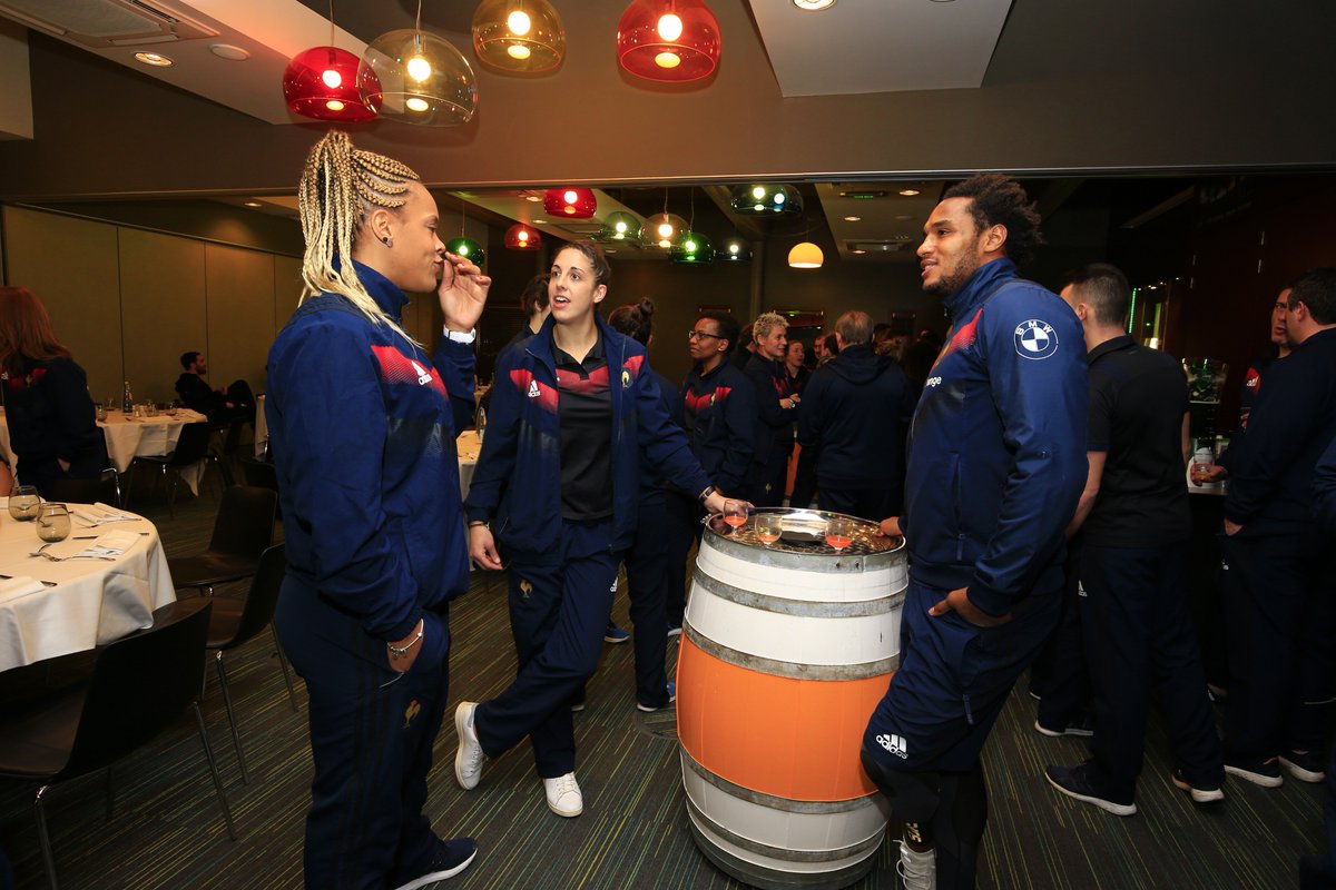 FranceRugby's tweet photo. Les deux #XVdeFrance ensembles ! Les Bleues et les Bleus ont partagé un moment de convivialité et d'échange avant leurs "crunch" de samedi ! Tous derrière nos équipes de France ! https://t.co/mgVtjDbQQX