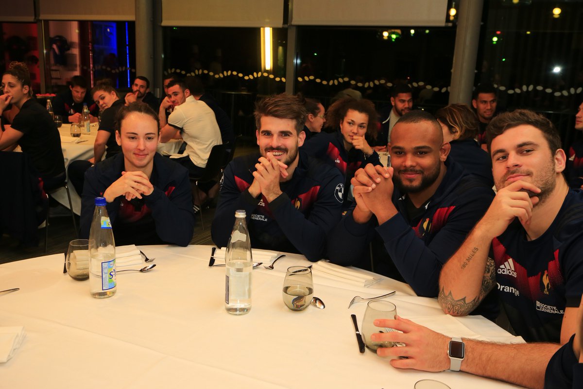 FranceRugby's tweet photo. Les deux #XVdeFrance ensembles ! Les Bleues et les Bleus ont partagé un moment de convivialité et d'échange avant leurs "crunch" de samedi ! Tous derrière nos équipes de France ! https://t.co/mgVtjDbQQX