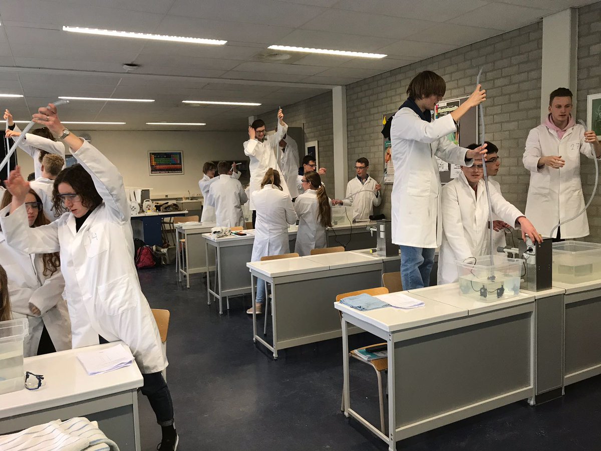 MarklandCollege's tweet photo. Markland College Zevenbergen: 'First Voters' programma - Gastles van oud-leerlingen - Weer fantastisch voorgelezen - Geslaagde presentaties profielwerkstuk - en meer op https://t.co/YmwWrO9pTK ! https://t.co/IAH7EXjzJE