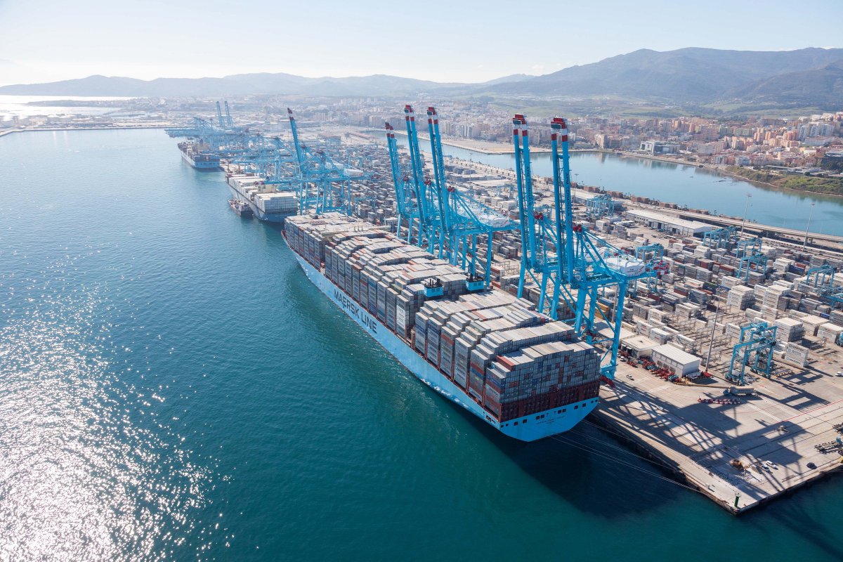 PuertosEstado's tweet photo. #SpanishPorts keep breaking records! 545 million tons in 2017. https://t.co/JLBUkrk9LK 📸 Port of #Algeciras 📈📊#PortsofSpain #LogisticsMadePerfect #Statistics2017 #PortStatistics #STCGlobal #StepIntoSpainThroughWorldClassPorts #PuertosSostenibles #PuertosqueMuevenelMundo https://t.co/uqBJPoSDhK