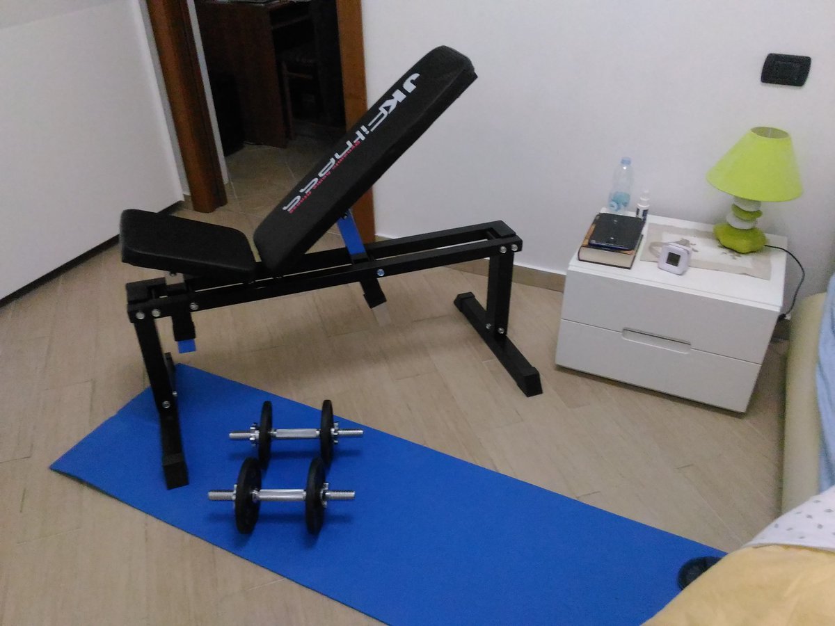 roby74af's tweet image. Non è un granché ma volevo condividere con voi il mio angolo di #palestra #panca #pesi .... quando in palestra non posso andarci.....