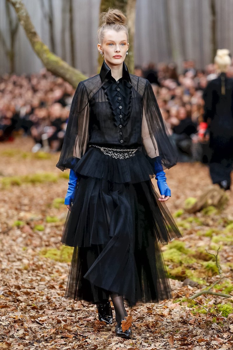 brandpills's tweet photo. .@CHANEL presented its fall/winter collection in the #ParisFashionWeek by parading patterns into the wild, the main color of the #Chanel collection is #Black
@KaiaGerber @FashionWeek #FashionWeek #PFW #PFW18 #fashion #Brand #paris #FelizMartes https://t.co/vqT1KrUQS1