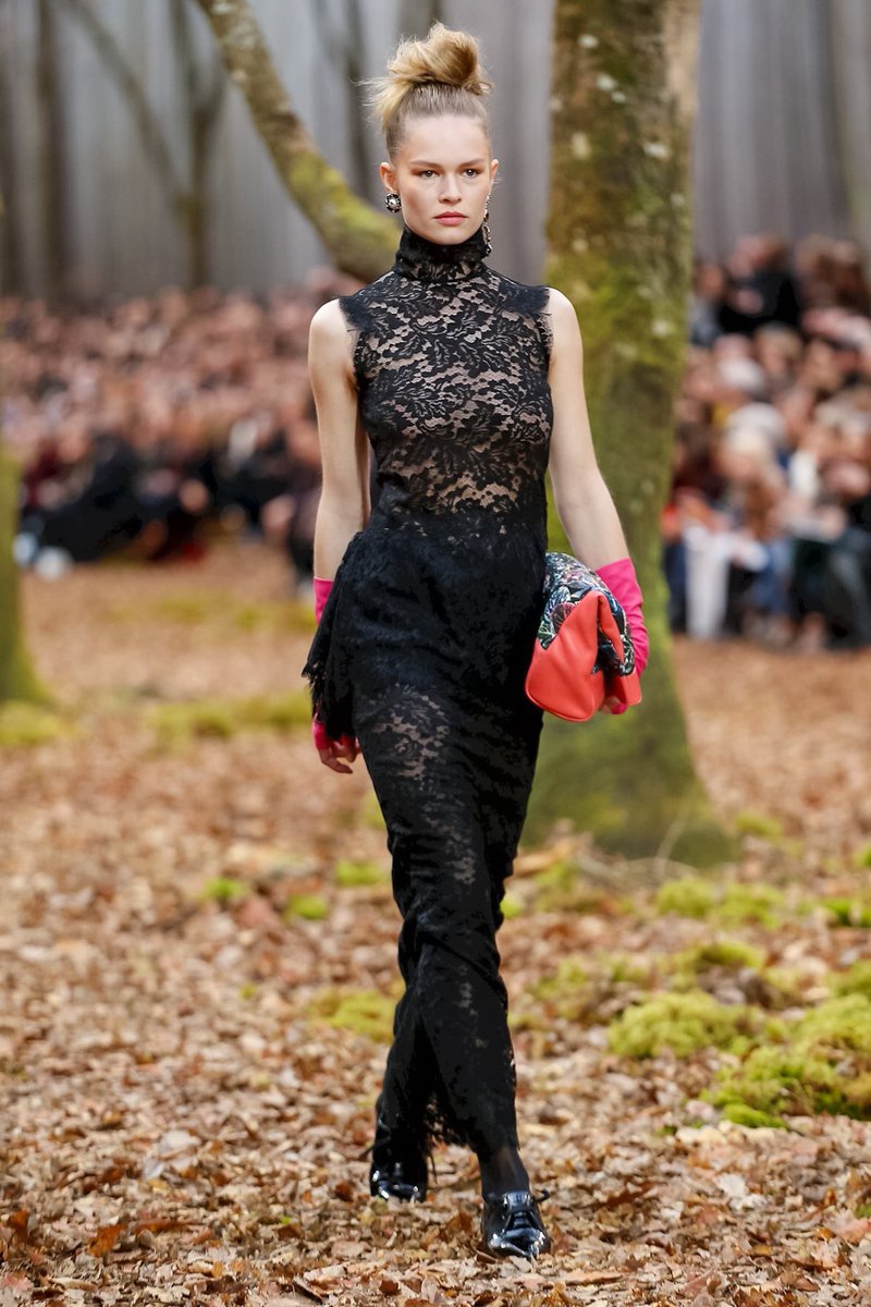 brandpills's tweet photo. .@CHANEL presented its fall/winter collection in the #ParisFashionWeek by parading patterns into the wild, the main color of the #Chanel collection is #Black
@KaiaGerber @FashionWeek #FashionWeek #PFW #PFW18 #fashion #Brand #paris #FelizMartes https://t.co/vqT1KrUQS1