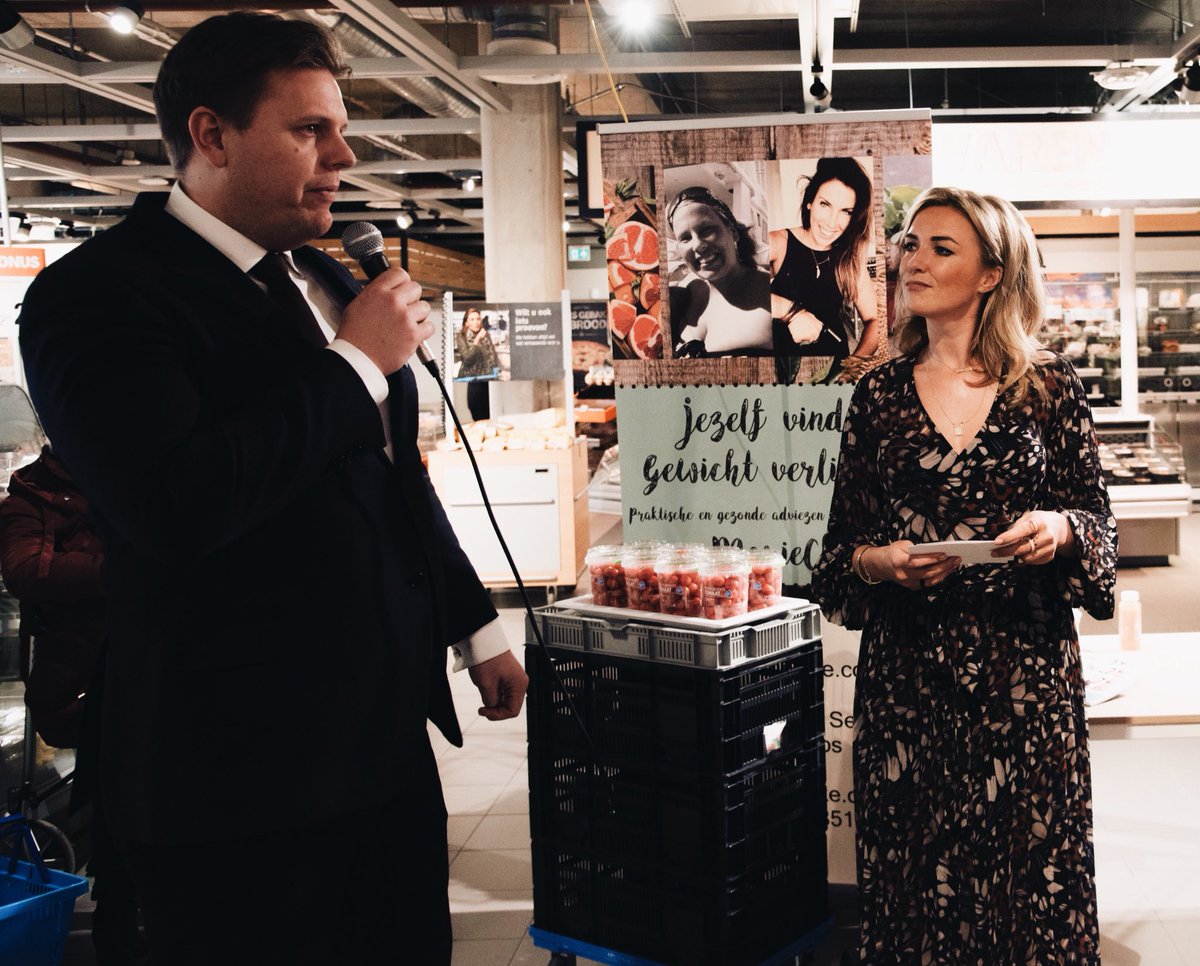 lfverstraten's tweet photo. Zaterdag mocht ik in de @albertheijn Zandvoort het voedingsboek โ10โ van ervaringsdeskundige @marieckefransen uitreiken, waarmee je tot wel 10 kilo kunt verliezen in 10 weken! #Jurk is uit de #consciouscollection @MCollignon #10 #albertheijn #voeding #boekpresentatie #gezondheid https://t.co/mAW2vrv6Au