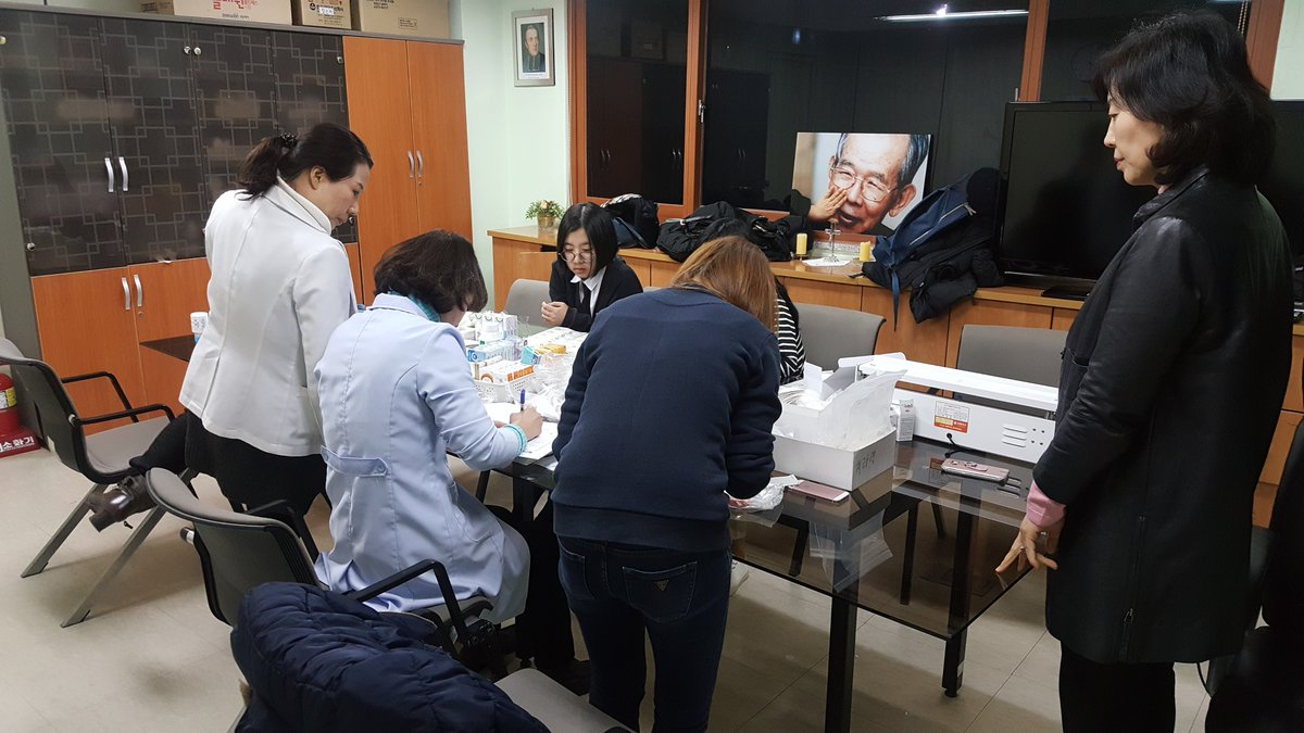 seo1405's tweet photo. #성남시 #중원구보건소 #안나의집 #노숙자무료진료 
중원구보건소는 3월 안나의집 노숙인을 대상으로 무료 진료를 진행했습니다(혈액, 혈압, 당뇨 검사, 내과, 가정의학과, 피부과, 치과 진료, 약 처방 상담 등) https://t.co/VPK4vIOAJ8