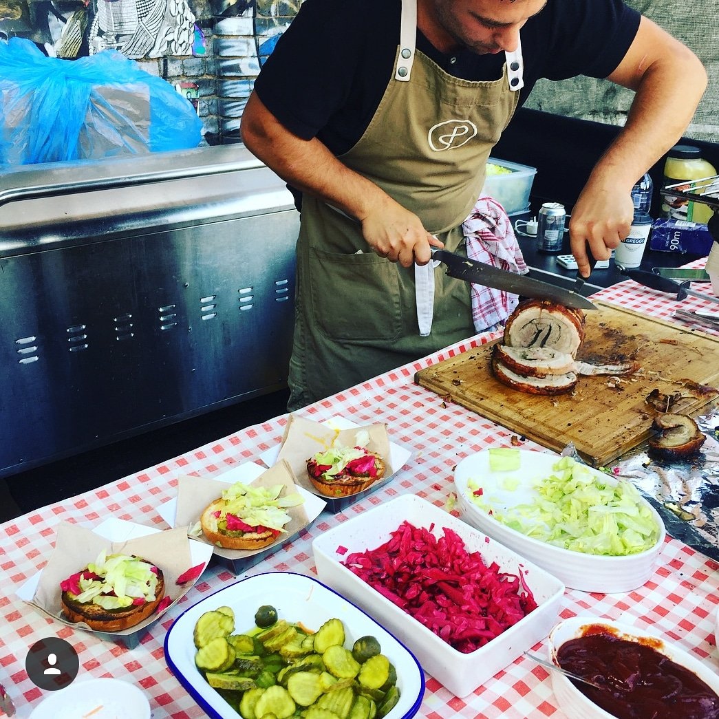 Spring is in the air! Who likes free range pork?
.
.
.
.
.
#pork #streetfood #roast #porkbelly #porkburger #londoneats #londoncheapeats #cheapeats #eaterlondon #foodblogger #foodbloggers #londonblogger #weekendmarket #londonmarket