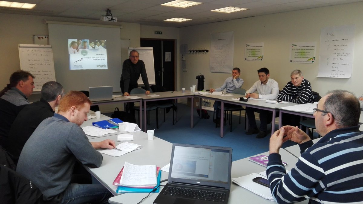 fdsea53's tweet photo. Les #éleveurs du groupe #ecla53 continuent de s'initier au marketing et à la communication ! 🙌🍴 #elroc53 @fdsea53 @JEUNESAGRI53 https://t.co/aDlTzkGiQl