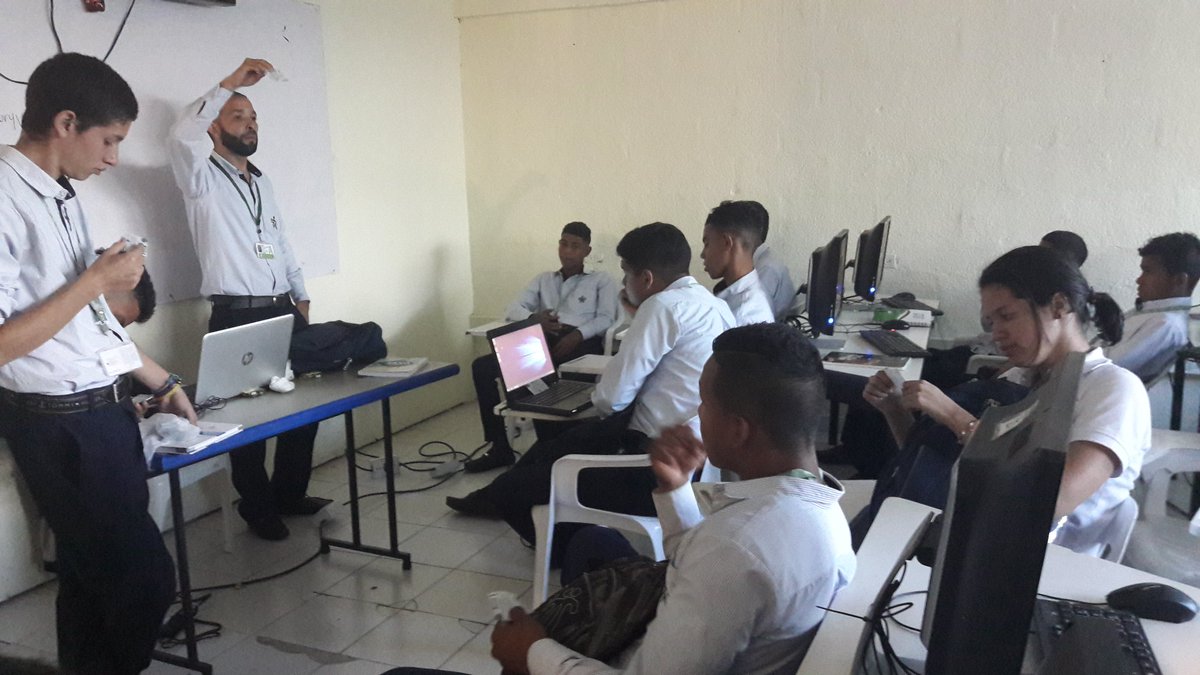 LuzDarisAnguloE's tweet photo. Candidatos a representantes del CCYS Bolívar, socializando sus propuestas @SENAComunica @jalizarazo @cysbolivar https://t.co/OwJNHnbM7M