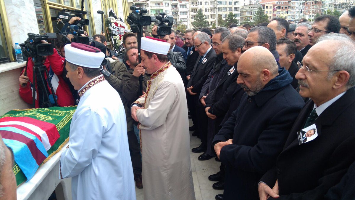 kilicdarogluk's tweet photo. Değerli Parti Meclisi üyemiz, yol arkadaşımız Yavuz Karan’ı son yolculuğuna uğurladık. Kendisine Allah’tan rahmet, ailesine ve tüm sevenlerine sabır diliyorum. Başımız sağ olsun. https://t.co/cMBWwn6CAh