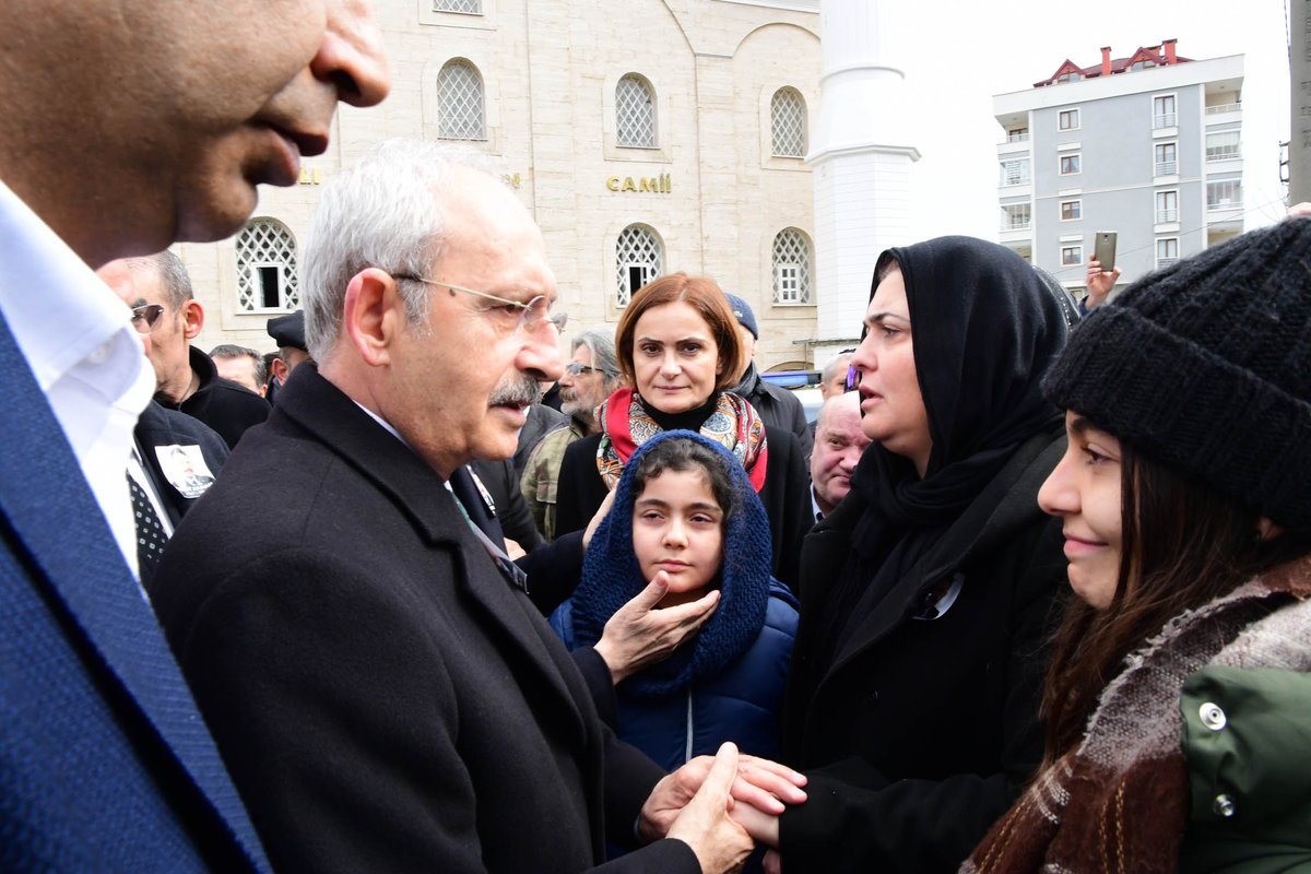 kilicdarogluk's tweet photo. Değerli Parti Meclisi üyemiz, yol arkadaşımız Yavuz Karan’ı son yolculuğuna uğurladık. Kendisine Allah’tan rahmet, ailesine ve tüm sevenlerine sabır diliyorum. Başımız sağ olsun. https://t.co/cMBWwn6CAh