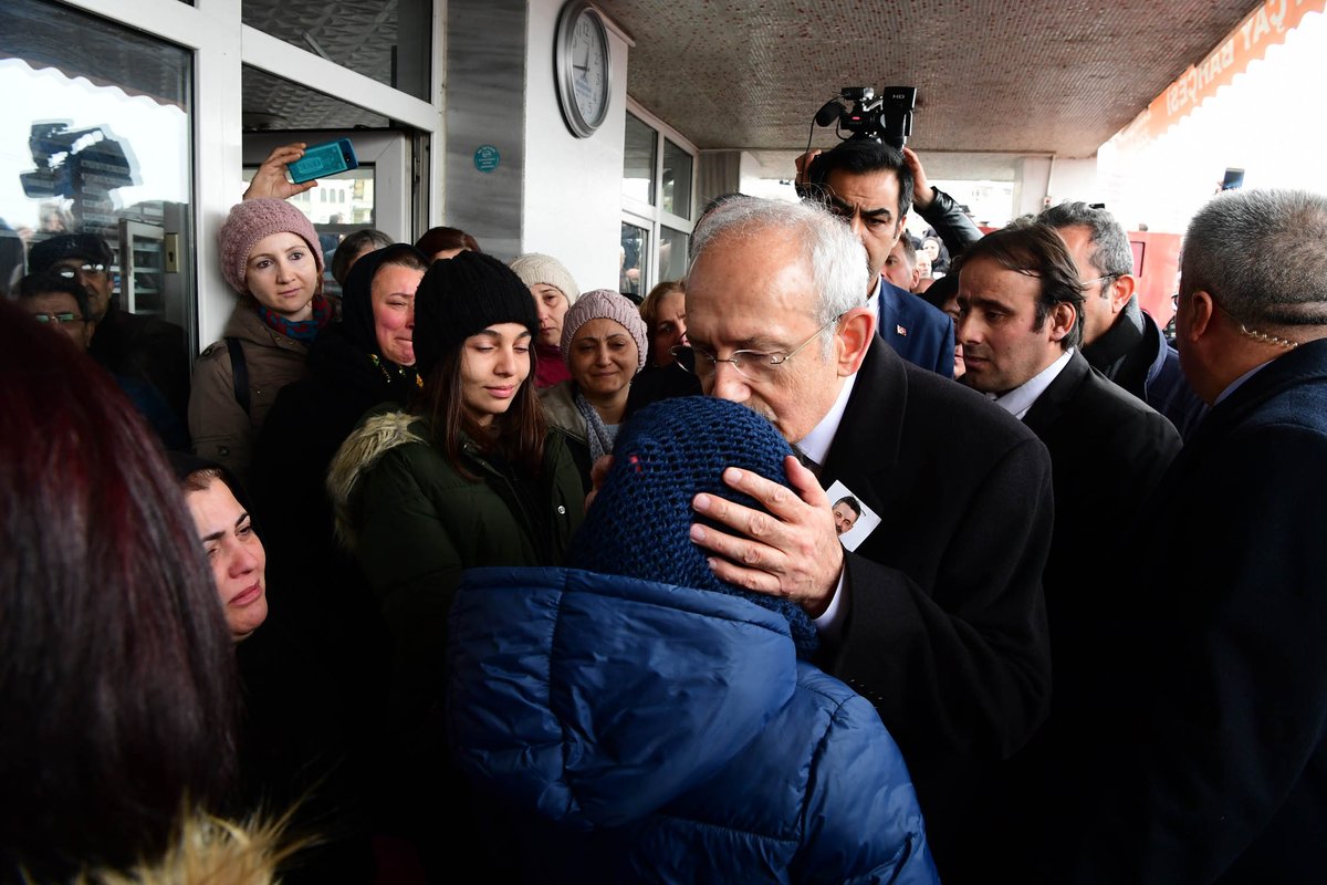 kilicdarogluk's tweet photo. Değerli Parti Meclisi üyemiz, yol arkadaşımız Yavuz Karan’ı son yolculuğuna uğurladık. Kendisine Allah’tan rahmet, ailesine ve tüm sevenlerine sabır diliyorum. Başımız sağ olsun. https://t.co/cMBWwn6CAh