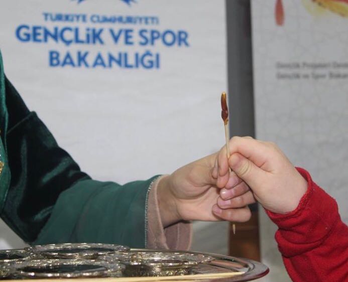 Nergis Gençlik Kulübü öğrencileri ile gerçekleştirilen Şubat ayı Hafsa Sultan Drama Etkinliği ve Ebru Sanatı etkinliğimiz...
Teşekkürler...
#gençliğedeğer
Türkiye Cumhuriyeti Gençlik ve Spor Bakanlığı
Gençlik Projeleri..