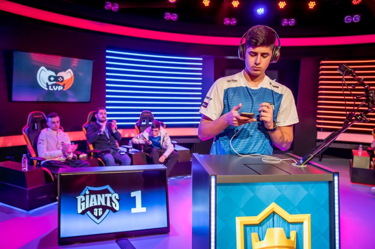 LVPes's tweet photo. 🔥 Ocho jugadores ganaron todas sus partidas en la #SuperligaOrangeCR5. 

🏆 @Matt_01CR 
🏆 @99suaareezcr 
🏆 @Feerchu_13 
🏆 @SokingRcQ 
🏆 @Cuchii_Cu 
🏆 @Alecsxd 
🏆 @AstrooCr 
🏆 @TheRealGuanek https://t.co/6faH7dWfUS