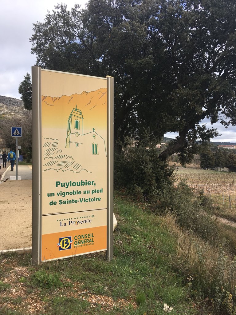macigale's tweet photo. Découverte marche nordique dans les vignes de #SaintVictoire avec aixprovenceoutdoor #puyloubier  @SiteSteVictoire @Secretsdici https://t.co/kiaxuXfK0h