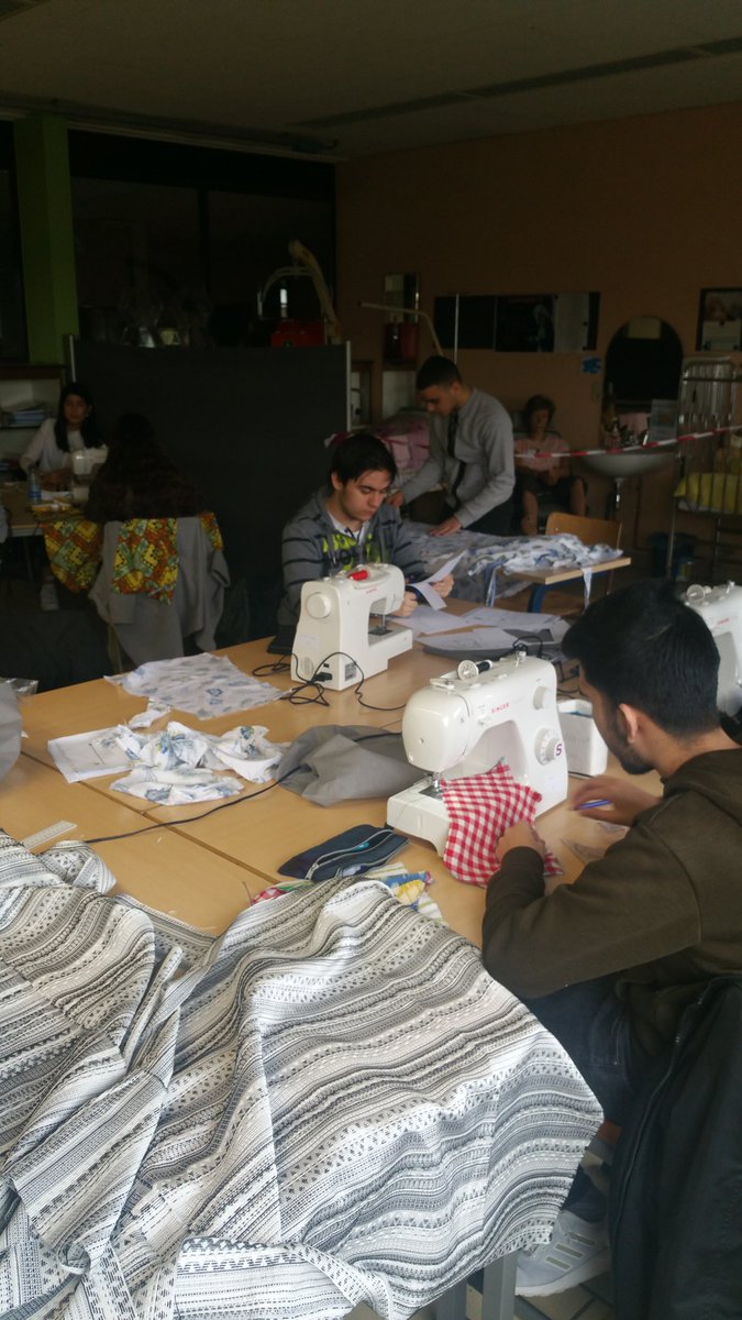 AtheneumMXM's tweet photo. 5 maanden geleden voor het eerste aan de slag met een naaimachine. Nu lijkt de #MAXMODULE naai een echt naaiatelier. Lln gemengd 5/6/ASO/TSO ontwerpen eigen kleding. #MAXMETHODE @GO_onderwijs https://t.co/JN4uu5zRBM