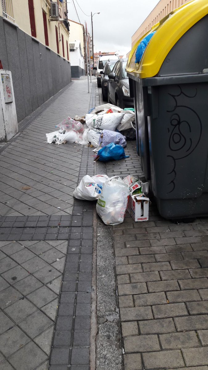 En c/ Alberto Palacios Villaverde alto tenemos este hermoso conjunto de Basura. Lo mismo alguien debería de hacer algo, ¿no? <a href="/Lineamadrid/">Línea Madrid</a> <a href="/MADRID/">Ayuntamiento Madrid</a> <a href="/Madridlovale/">Madridlovale</a> <a href="/AcerasLimpias/">Aceras Limpias || Democracia Limpia</a> @Madridreclama <a href="/MadridUn/">Madrid vandalizado</a> <a href="/AscoMadrid/">Madrid Da Asco</a> <a href="/isabanes/">Inés Sabanés</a> <a href="/gzapatamadrid/">Guillermo Zapata.</a> <a href="/JMD_villaverde/">Distrito de Villaverde</a> @dirdamse <a href="/marsabe25/">Marian Sanchez</a>