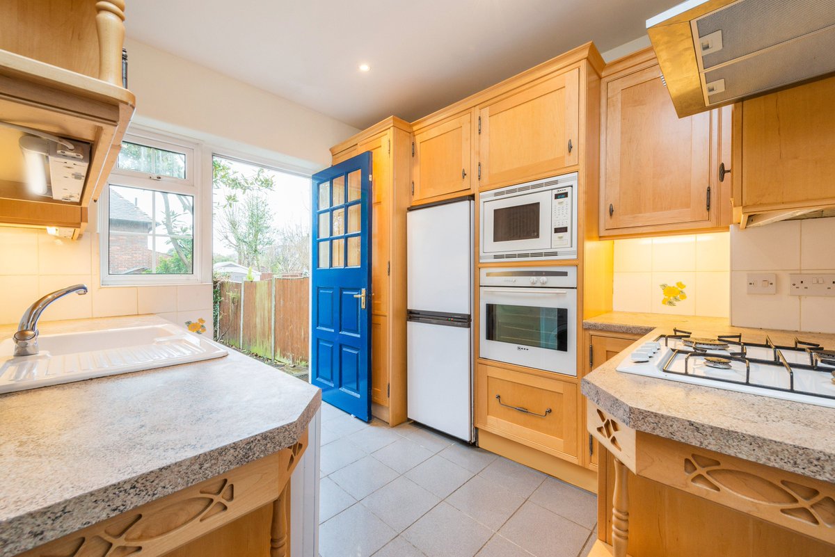 Overlooking Huntingfield Green is this excellent 2 bedroom terraced house located within the Dover House Conservation Area. 600k

chestertons.com/property-to-bu…