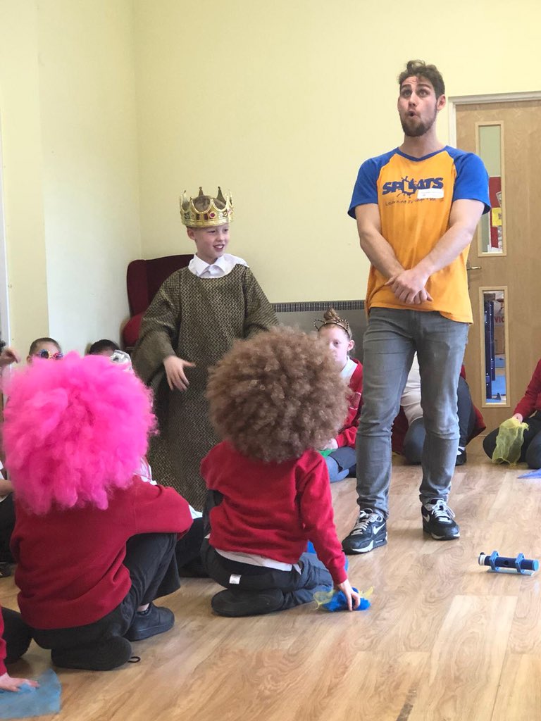 HIAMissJethva's tweet photo. @splatsentertain Year 5 are in for a treat today. We are rehearsing and performing ‘A Midsummer Nights Dream’ @Novel_Study #aplayinaday #dramaticperformances #funwithwigs #amidsummernightsdream https://t.co/deymgQ0T90