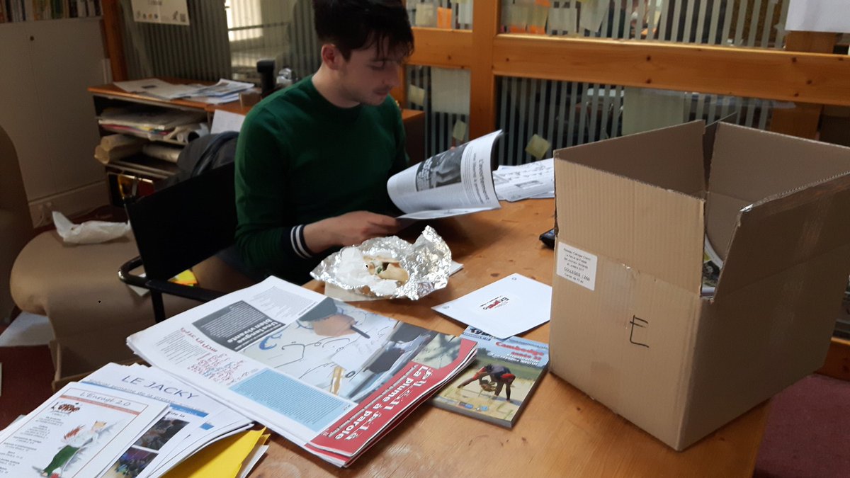 ClemiParis's tweet photo. đŽ#R2J2 en prĂ©paration intense ! Demain ce sont 100 journalistes jeunes attendus au lycĂ©e Montaigne de l'@Academie_Paris. Ici @JeromeChouchou de @asso_jetsdencre est concentrĂ© sur les journaux scolairesđ° pour un atelier de formation. Merci @jlabyperdir ! đ https://t.co/ALevbEJjOS