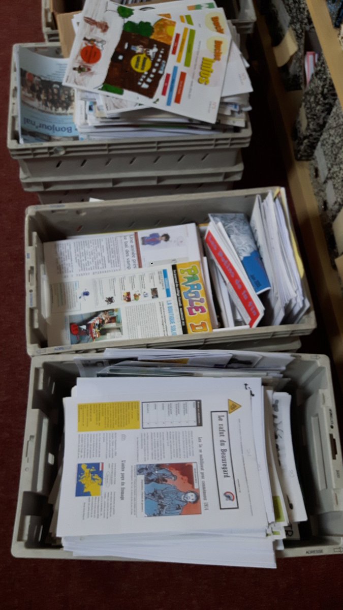 ClemiParis's tweet photo. đŽ#R2J2 en prĂ©paration intense ! Demain ce sont 100 journalistes jeunes attendus au lycĂ©e Montaigne de l'@Academie_Paris. Ici @JeromeChouchou de @asso_jetsdencre est concentrĂ© sur les journaux scolairesđ° pour un atelier de formation. Merci @jlabyperdir ! đ https://t.co/ALevbEJjOS