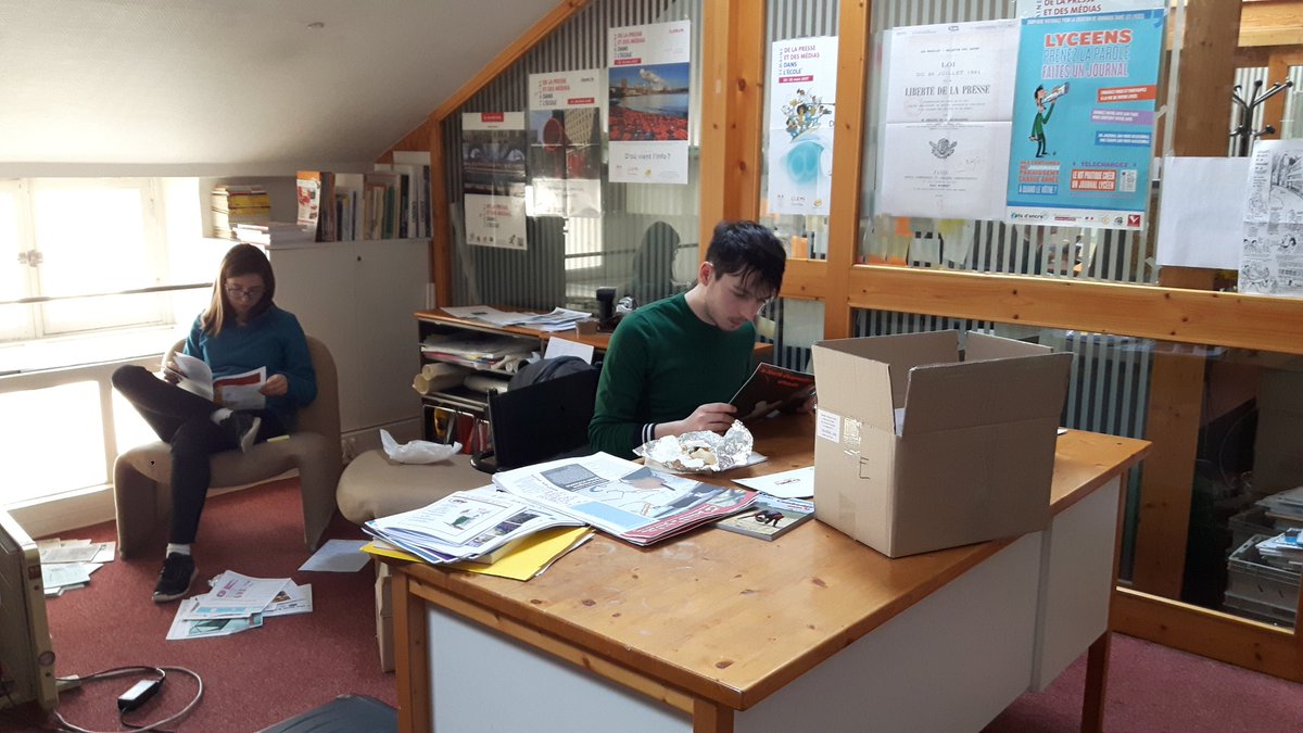 ClemiParis's tweet photo. đŽ#R2J2 en prĂ©paration intense ! Demain ce sont 100 journalistes jeunes attendus au lycĂ©e Montaigne de l'@Academie_Paris. Ici @JeromeChouchou de @asso_jetsdencre est concentrĂ© sur les journaux scolairesđ° pour un atelier de formation. Merci @jlabyperdir ! đ https://t.co/ALevbEJjOS
