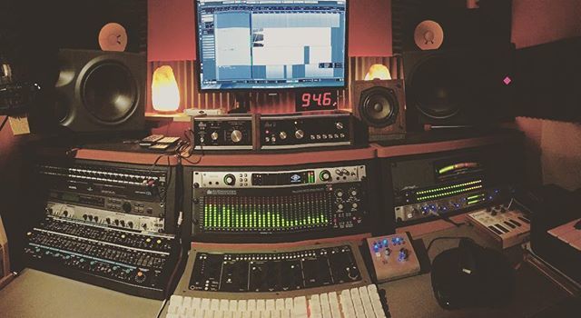 martinatjazz's tweet photo. Work #home
•••
#atjazz #martiniveson #dj #deejay #musicproducer #remixer #composer #studio #audioengineer #masteringengineer #deephouse #soulfulhouse #housemusic #afrohouse #techhouse #techno #hiphop #jazz #soul #housedj #arcolabs #djset #recordlab… https://t.co/jZQHjr81cV https://t.co/lSp0S2YS28