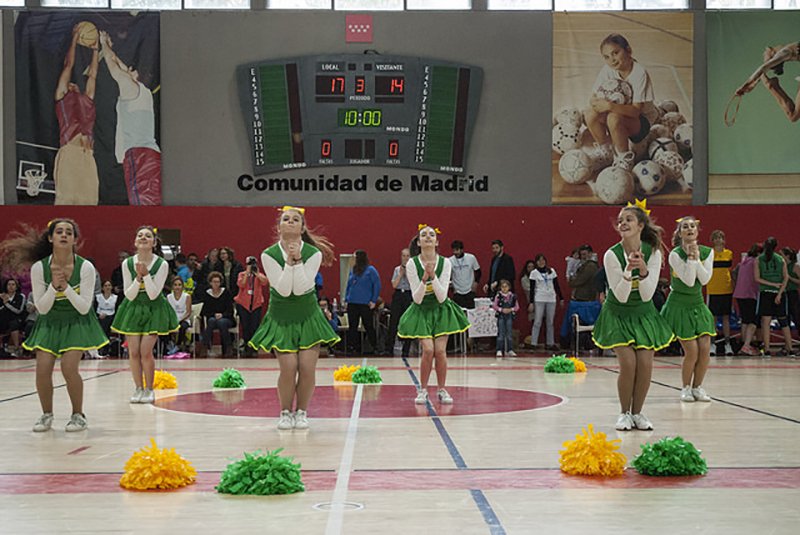 ColegioMirabal's tweet photo. Nuestras "Lions cheers" animan el partido de actrices VS ex jugadoras de baloncesto. "Si no haces nada no cambia nada" #movimientoidealibre
https://t.co/kQ6fgDfiZr https://t.co/FabneBj4uD