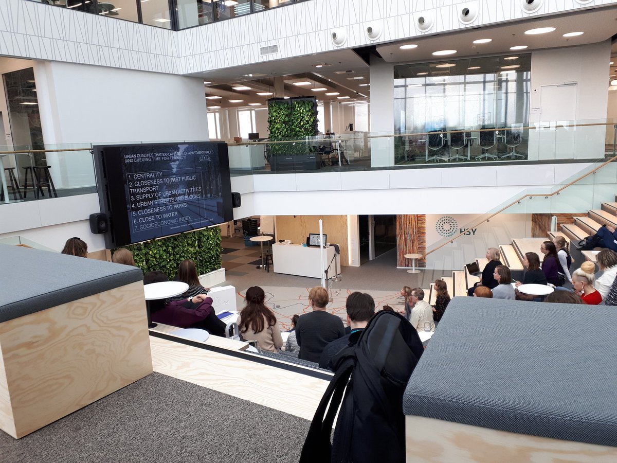 rikusinervo's tweet photo. Organisaatiossa tapahtuu! Tänään sai kaffetauolla seurata mielenkiintoista settiä vähähiilisistä asemanseuduista. #FiksuAssa #smartMR #SmartCities #ilmasto @hsy_fi https://t.co/5IKo2P5JUA