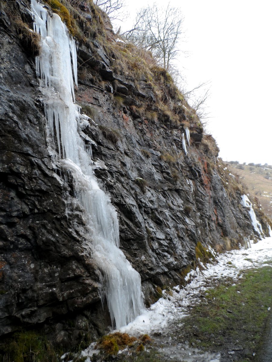 CrossDotMedia's tweet photo. Check out these amazing icicles on a rock face between #LittonMill and @CressbrookMill on the Monsal Trail in the Peak District.

#monsaltrail #ICE #cressbrooktunnel #littonmill #cressbrook #peakdistrict #derbyshire #icicles #ukwalks #uktravel @sykescottages https://t.co/4DjWuF14gP