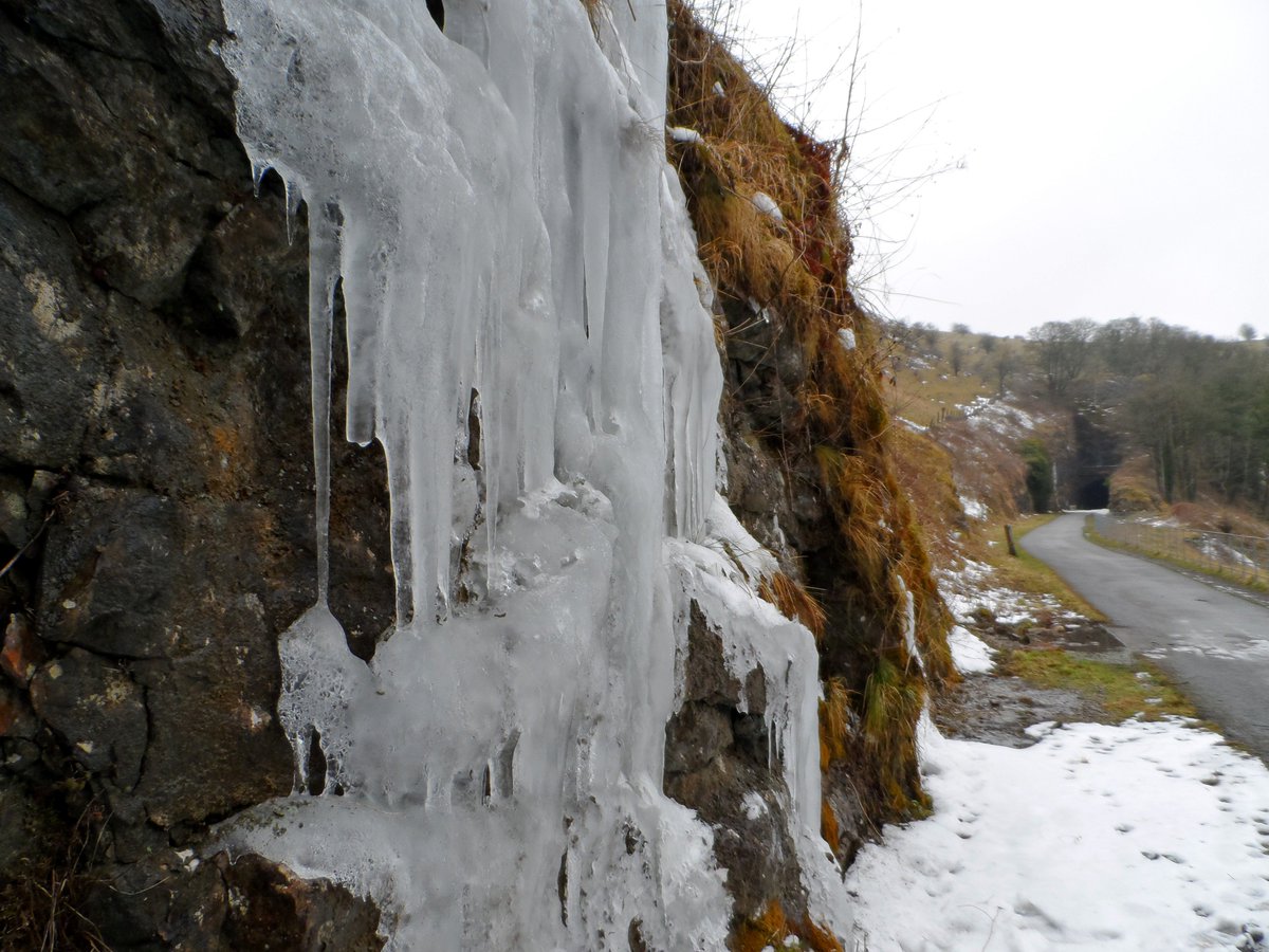 CrossDotMedia's tweet photo. Check out these amazing icicles on a rock face between #LittonMill and @CressbrookMill on the Monsal Trail in the Peak District.

#monsaltrail #ICE #cressbrooktunnel #littonmill #cressbrook #peakdistrict #derbyshire #icicles #ukwalks #uktravel @sykescottages https://t.co/4DjWuF14gP