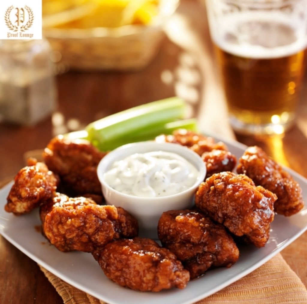 prooflifestyle's tweet photo. How do you wing it? Drums or flats? Whatever it is, we got you 😁
.
#proofhotel #bufalowings #wings #hotwings #lunchtime #yum #lunchbreakflow #lunchbreak #lunch #lunchtoday #eathealthy #eatwelleveryday #healthylifestyle #healthylife #hotelmarketing #bmitchpanache #bmitch https://t.co/6IRIfLSMXa