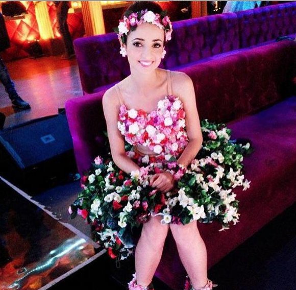 ورد بيلبس ورد؟؟ ازاي ؟

الجميلة #SanayaIrani