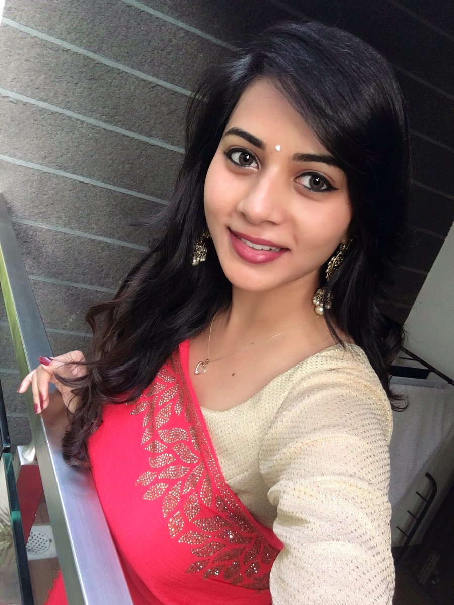 SuzaKumarFan's tweet photo. I love looking into those beautiful eyes of yours #MyFavouriteActress #ChennaiPonnu 😇 https://t.co/IX0XlSxCt4