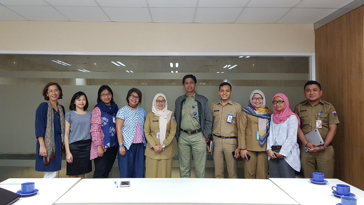RiaErnun's tweet photo. Melanjutkan #HackJak dari Visualthon, bahas potensi kolaborasi @DiskominfoDKI dg @paramadina Univ. Bunda Mulia dan Usakti bukan hanya Infografis tetapi juga capacity building, vlogathon hingga city brand activation cc @HivosROSEA mamaknya HackJak @slaksmi https://t.co/aVlbNV7fP7