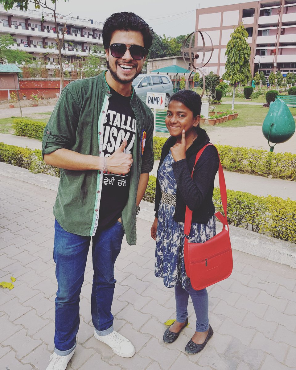 rjmanav001's tweet photo. The #sweet #girl wanted a #pic but her phone's battery died the #natural death :( so here it is keeping the promise :) #posted ..
P.S - Plz #somebody #tag her I don't know her name πββοΈ..
#MyRjManav #DevSamajCollege #fest #econvista 2018 https://t.co/QOdQiCtLZx