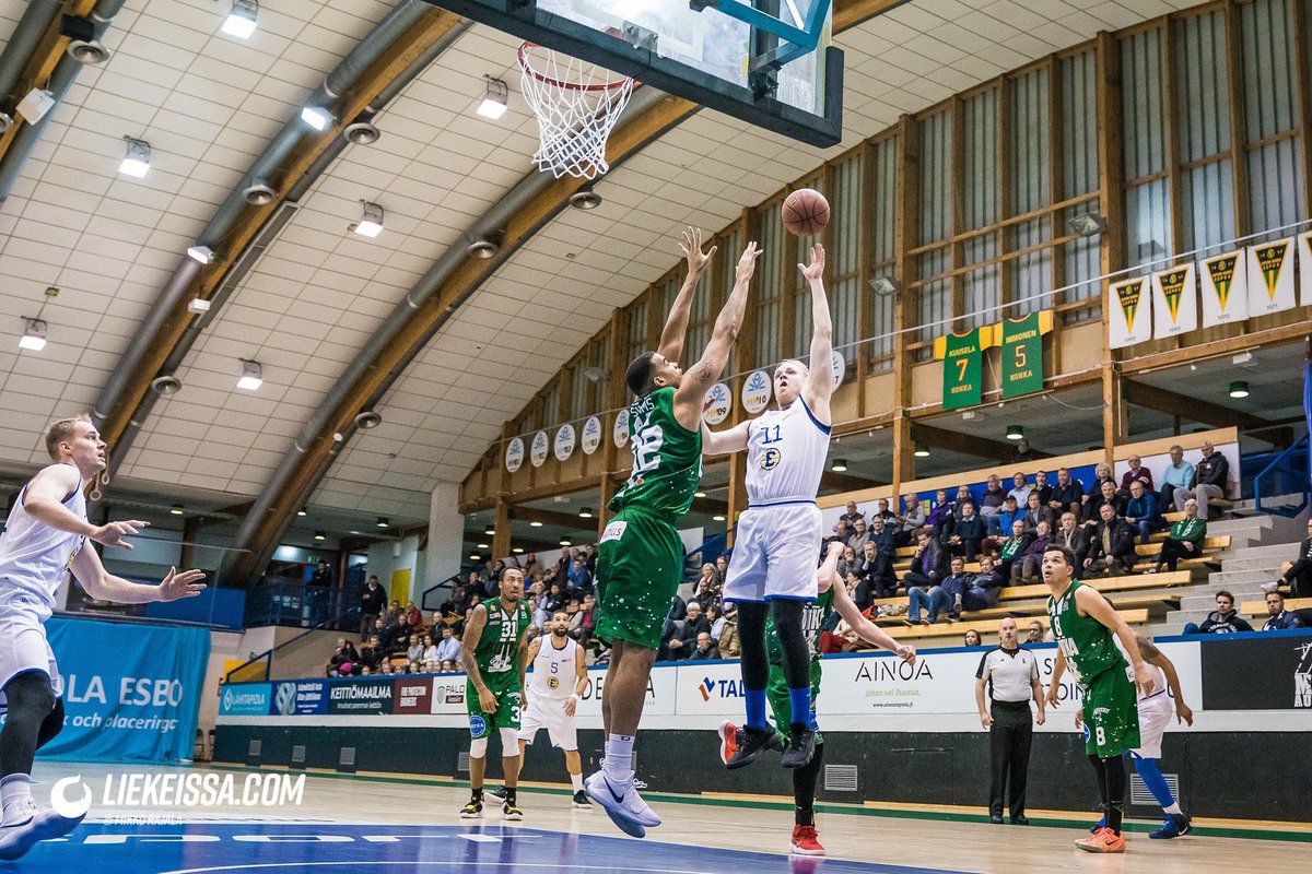 unitedbasket's tweet photo. Lähtötilanne lupaa kuumaa #Korisliiga-iltaa Tapiolassa huomenna. 2 pinnaa eroa sarjataulukossa ja viiva välissä - kuuluisa 4 pisteen peli! 

Katsojille evästä toimittaa Niittykummun Kotipizza - nauti laajentuneessa pubissa 🍕🍺👌🏼

Liput: https://t.co/Y0sz9fJBX0

#EspooUnited https://t.co/X4bD0uGHoD