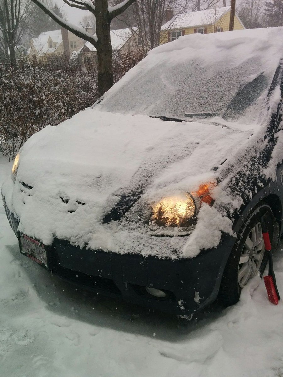 WisconsinDOT's tweet image. Before you travel this morning, clear off all windows for maximum visibility and don't forget to clear off headlights too. #wiwx