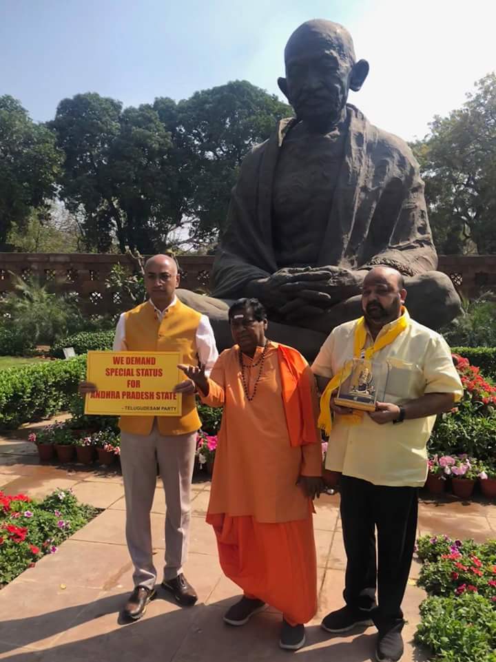 vanusblog's tweet photo. “The promises made during bifurcation must be fulfilled... Special Category Status, Polavaram Project, building Amaravati capital, Railway Zone in Vizag and 15 others as in AP Reorganisation Act. Our protests continue till we #GetOurDue.
#APDemandsJustice 
#BjpCheatedAp https://t.co/2ZOixrTYa6