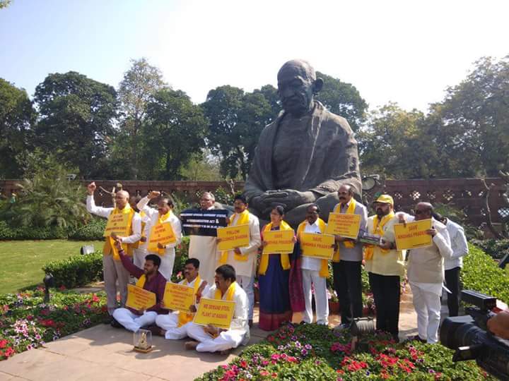 vanusblog's tweet photo. “The promises made during bifurcation must be fulfilled... Special Category Status, Polavaram Project, building Amaravati capital, Railway Zone in Vizag and 15 others as in AP Reorganisation Act. Our protests continue till we #GetOurDue.
#APDemandsJustice 
#BjpCheatedAp https://t.co/2ZOixrTYa6