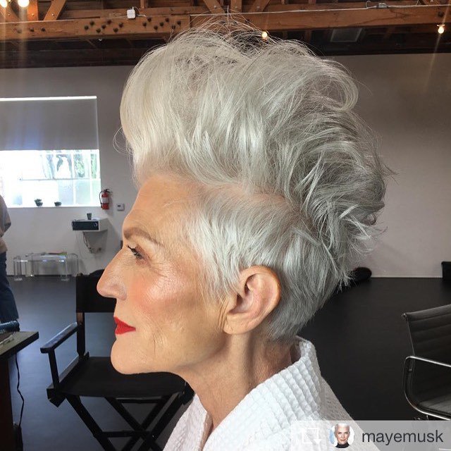 TrickyLaRouge's tweet image. Got mistaken yesterday, by a beautiful older woman, for a natural gray. #hairgoals #seniorbeauty #advancedstyle @p0drushka ift.tt/2Fu2ROl