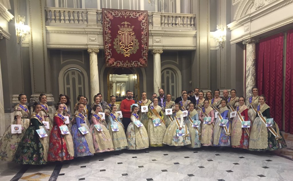popularesVLC's tweet photo. .@alfonsonovovlc @bernalsanchis @AlbertoMen2011 asisten a la presentación de los Llibrets de las Fallas municipales 2018 https://t.co/2tOMGSZtio