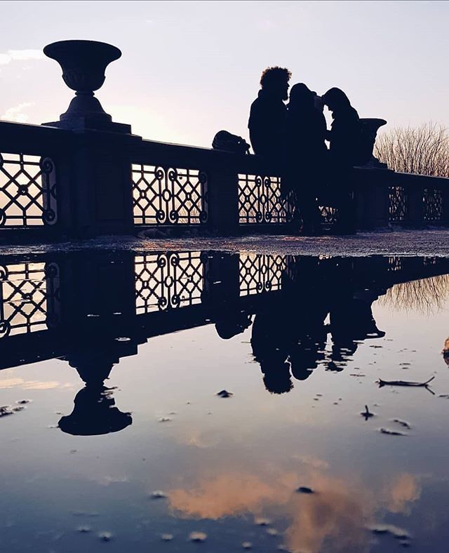 InstaMusicPro's tweet photo. 🎵🎶Specchio di pioggia e asfalto
ci naviga dentro il cielo
grigio bianco
acqua e cielo
ma tu sei una goccia che non cade
e ritarda la mia guarigione
come ultima frase da terminare🎶🎵
🎧GOCCIA (Cristina Donà) 🎧
Grazie a @lafatinarossa per questo bell… https://t.co/CMz7BFYxSM https://t.co/EkPDeciIzh