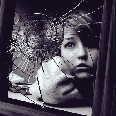 كــل شَيءٌ يمكِــنْ إخَفـــآؤهٌ إلاَ مَــلآمِحٌ العَيــن عِنــدمَــآ تَحِــن وَ عِندمَـــآ تَتــألــمْ وَ عِنـدمَـــآ تَفقِـــدَ...!!