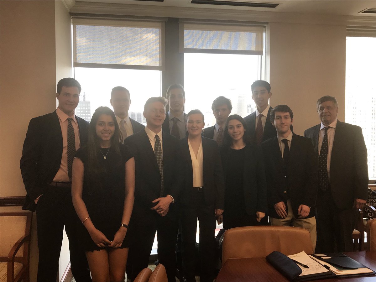 jamie_stamey's tweet photo. Last stop, JPMorgan with Vice Chairman (& Davidson parent) David Walker. Matt McCarville ‘07 came in from SF to join us as well! Photo op on the 29th fl on Madison Ave! #CatsonWallStreet #DavidsonBreak @DavidsonCareers https://t.co/vc47T5QW71