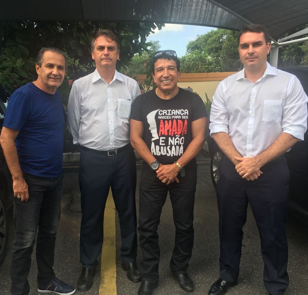 Recebi hoje a visita, em nossa editora, do deputado federal Jair Bolsonaro, de seu filho, o deputado estadual Flavio Bolsonaro, e do senador Magno Malta para um bate-papo informal
